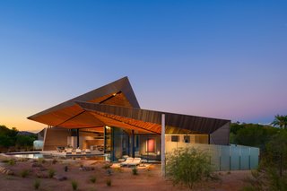 Reflecting off the swimming pool surface, the light creates dynamic compositions on the fractured wall planes, while also changing the tones of the living spaces throughout the day.