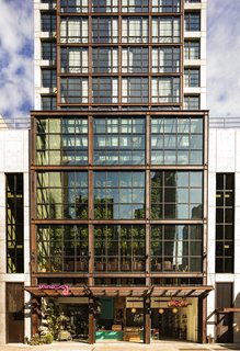Moxy Chelsea’s Cor-Ten steel columns and loft-style windows references the neighborhood’s industrial vibe, while the street-level Putnam & Putnam Flower Shop and Feroce Caffè and Ristorante draw visitors into a lush, playful interior. 