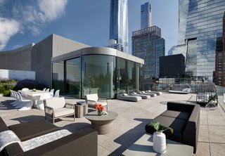 The roof includes a private 3,892-square-foot terrace, which wraps around the interior lounge and pavilion and provides breathtaking views of the Chelsea skyline, the High Line, and the Empire State Building. This area also has the potential to house a pool or hot tub.