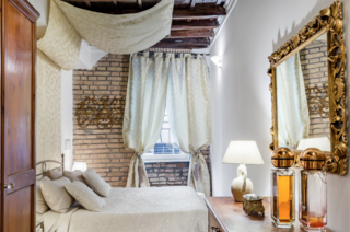 Those of refined taste will love this thoroughly delightful suite in the heart of the historic center of Rome.