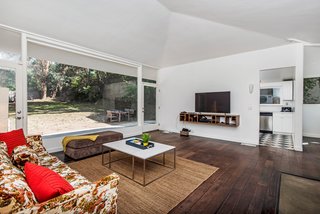 An expansive plate-glass window stretches across the width of the living room, with additional doors leading to the backyard. The open space hosted gatherings of The Mattachine Society. 