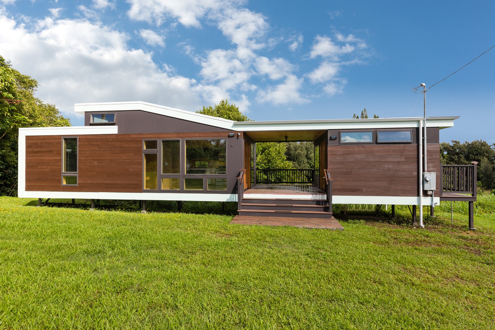 Photo 2 of 13 in A Breezy Prefab on Hawaii’s Big Island Lists For 379K