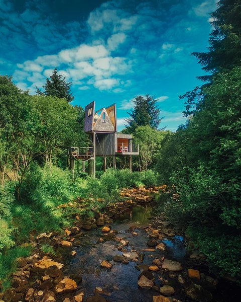 Set in northeastern England, Sky Den was built in the Kielder Forest for the British television program 