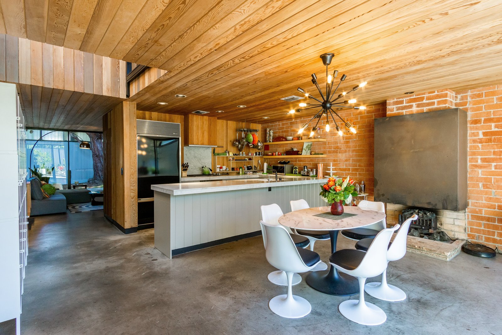 Photo 3 of 12 in Case Study Designer Craig Ellwood’s Landmarked