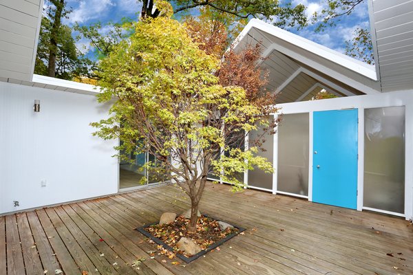 A large, open-sky atrium&mdash;a signature feature of Eichler homes&mdash;leads to the interiors.