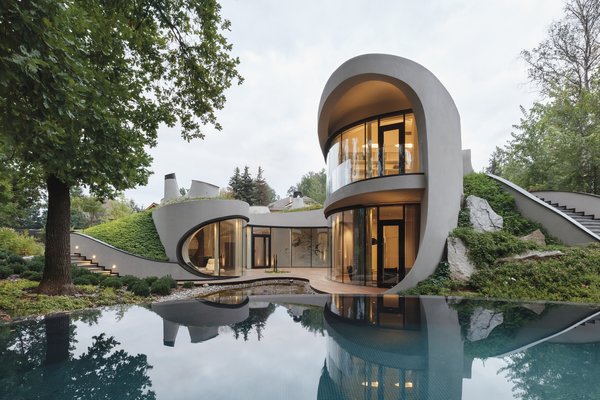 Niko Architect and landscape firm Ecopochva designed a home that doesn’t play by the rectilinear rules of conventional architecture.