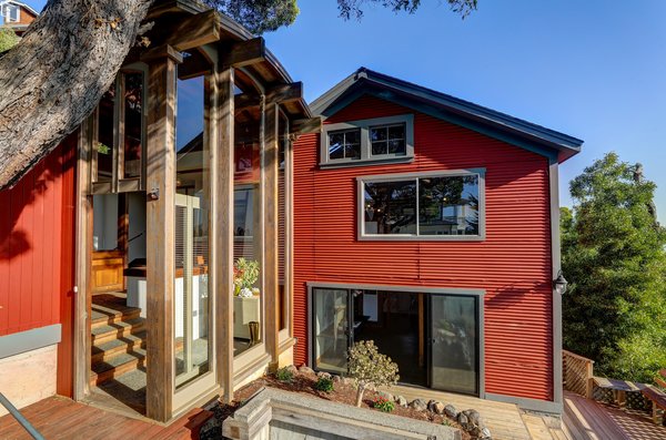 Architect Charles Warren Callister designed the one-bedroom unit to take advantage of dramatic views from the property. A double-height glass entry looks out onto vistas including the bay and Belvedere Island.