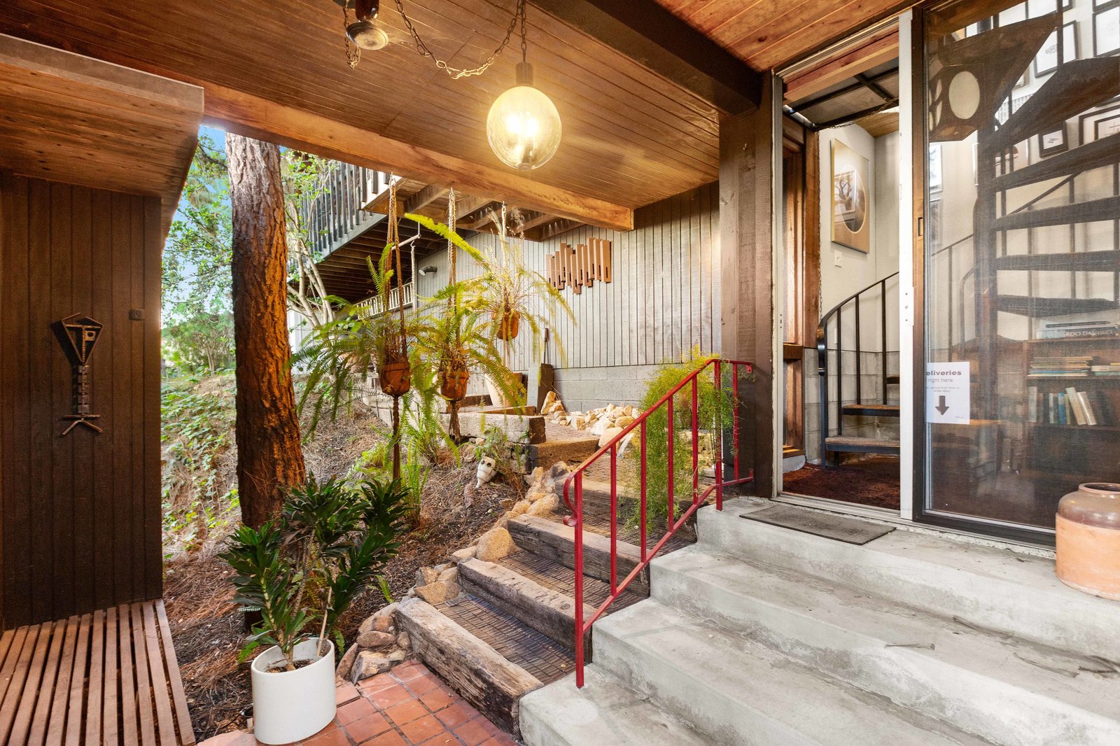 Photo 13 of 16 in Check Out This Vintage Post-and-Beam ...