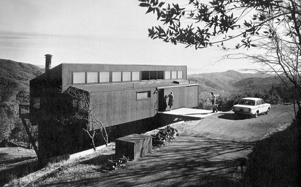 Architect Robert Marquis was born in Stuttgart and emigrated to America in 1937, settling in Los Angeles. He studied architecture at the Unversity of Southern California and co-founded a San Francisco–based practice with Claude Stoller and associate Peter Kampf in 1956. The 169 Schaefer House was, essentially, a cabin perched in the Napa Hill. The house was designed for Dr. Herwin Schaefer and his wife, and was modest in scale and plan but engaging in its design and execution. The cabin sits on the brow of a slope, accessed to the rear by a simple wooden bridge. This leads—via a barn-style sliding door—into a covered walkway that runs through the building and connects with an elevated balconied deck looking out across the undulating hills. 