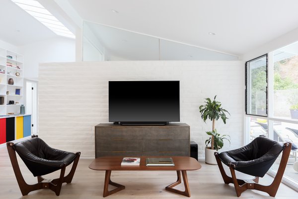 Entering the home leads to a large living room located at the back. Foor-to-ceiling windows and skylights flood the space in natural light, which is enhanced by the white interior and new French oak floors.