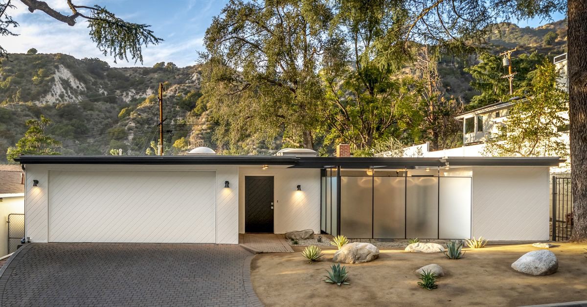 Set on a 9,875-square-foot lot in the Alta Canyada neighborhood of La Ca&ntilde;ada Flintridge, California, the Squire House offers a rare example of Pierre Koenig's early work. The master Modernist built the home in 1953 before completing his famed projects, Case Study House No. 21 and 22.