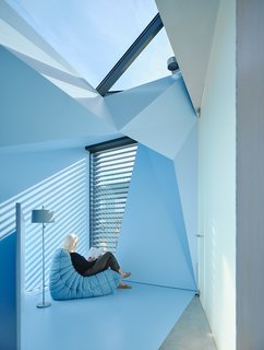 In the study at the top of the stairwell, a Nendo v132 lamp by Oki Sato for Wästberg joins a Togo chair by Michel Ducaroy for Ligne Roset. Theskylights throughout are by Royalite.