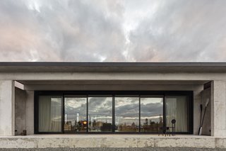 Six slabs were placed in a row on top of prefab concrete walls (inset). The architects chose the components in part for their length, which could span the width of the house, eliminating the need for columns.