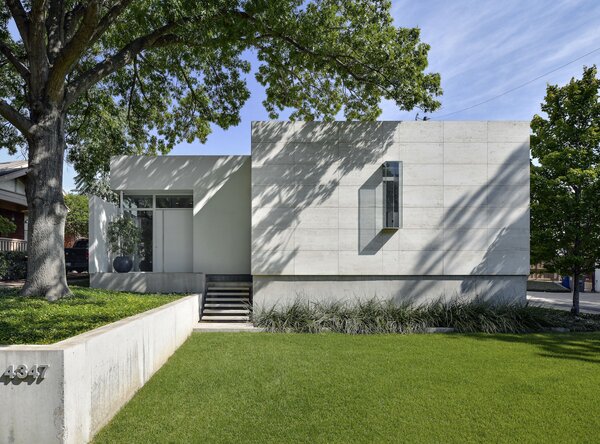 Built in 2014, this modernist-style home is sited on an irregularly shaped lot in the Turtle Creek area of Dallas, Texas. The front-most section of the facade is covered in Roman travertine, while the rest of the exterior is finished in <span style="font-family: Theinhardt, -apple-system, BlinkMacSystemFont, &quot;Segoe UI&quot;, Roboto, Oxygen-Sans, Ubuntu, Cantarell, &quot;Helvetica Neue&quot;, sans-serif;">hard-troweled stucco.</span>