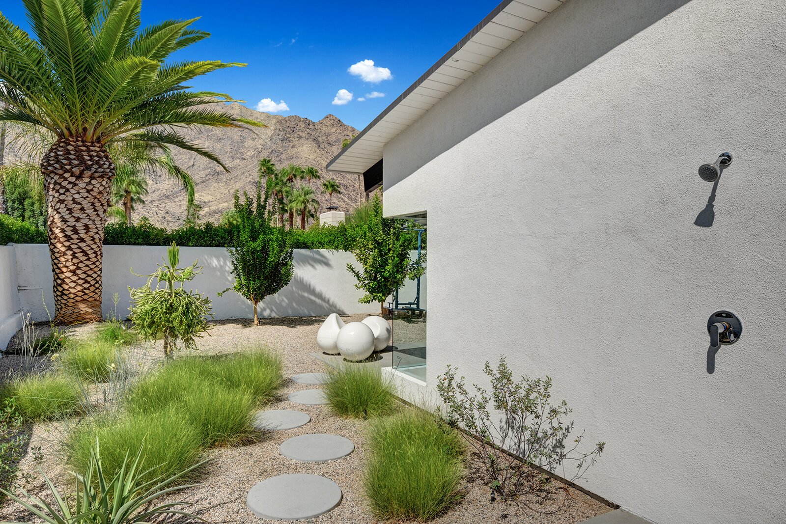 Photo 11 of 17 in A Palm Springs Alexander Home Sings After a Chic Renovation and Hits the