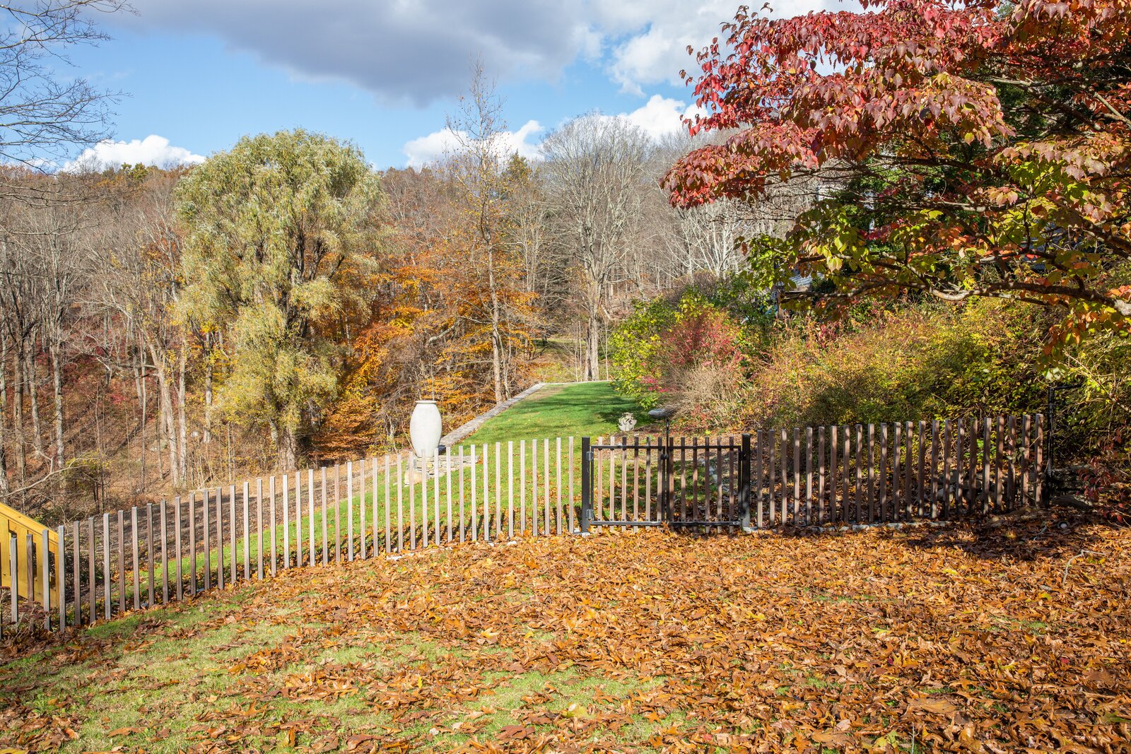 Photo 2 Of 5 In In The Hudson Valley A Minimalist Fence Artfully 