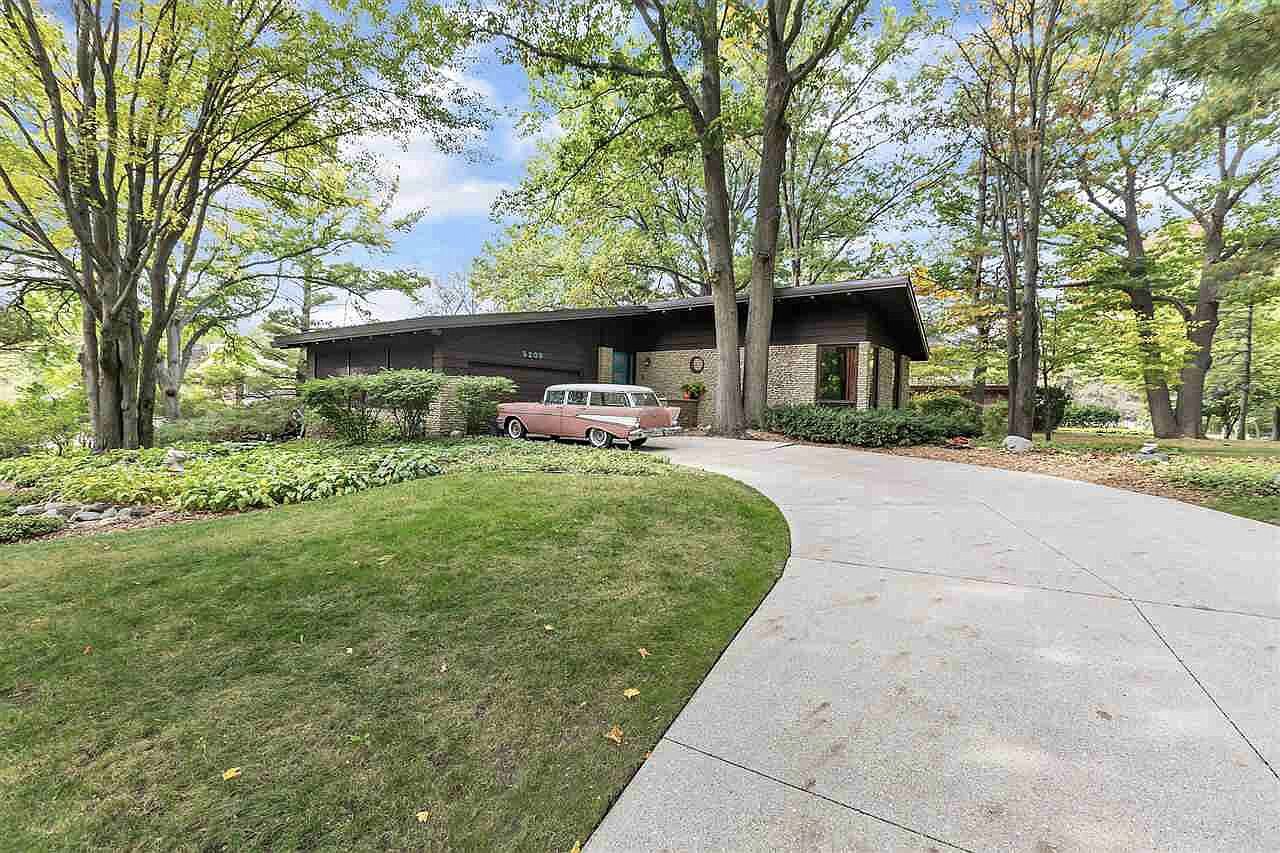 Photo 1 of 11 in A Michigan Midcentury With Colorful ’60s Flair Lists