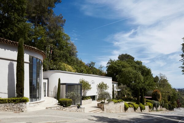 The second location of Brussels art organization Fondation CAB is now open in the south of France. "Home to some of the largest collections of modern art in the world, Saint-Paul-de-Vence is an ideal location to not only present a private collection, but also share our passion for Minimalist art with a broad audience,
