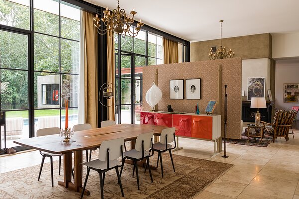 An abundance of natural light is ushered throughout the interiors via the floor-to-ceiling steel windows, which mirror those used in old industrial lofts.