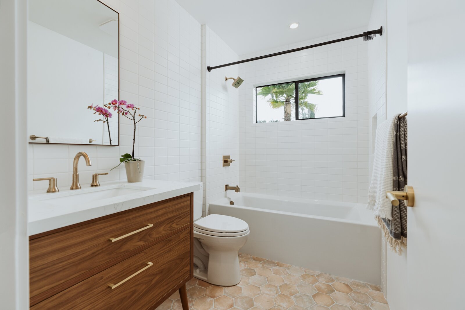 Photo 13 of 20 in A Renovated Midcentury With Indoor/Outdoor Spaces