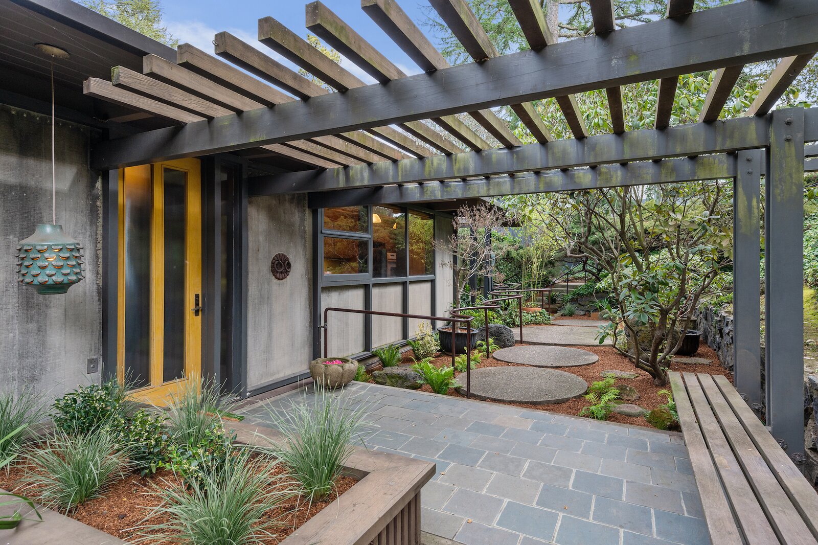 マナーガーデン Photo 1 of 11 in A Midcentury With Japanese-Style Gardens Lists