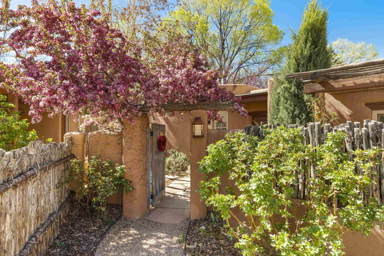 Photo 2 of 14 in This Classic Pueblo-Style Home in Santa Fe, New Mexico ...