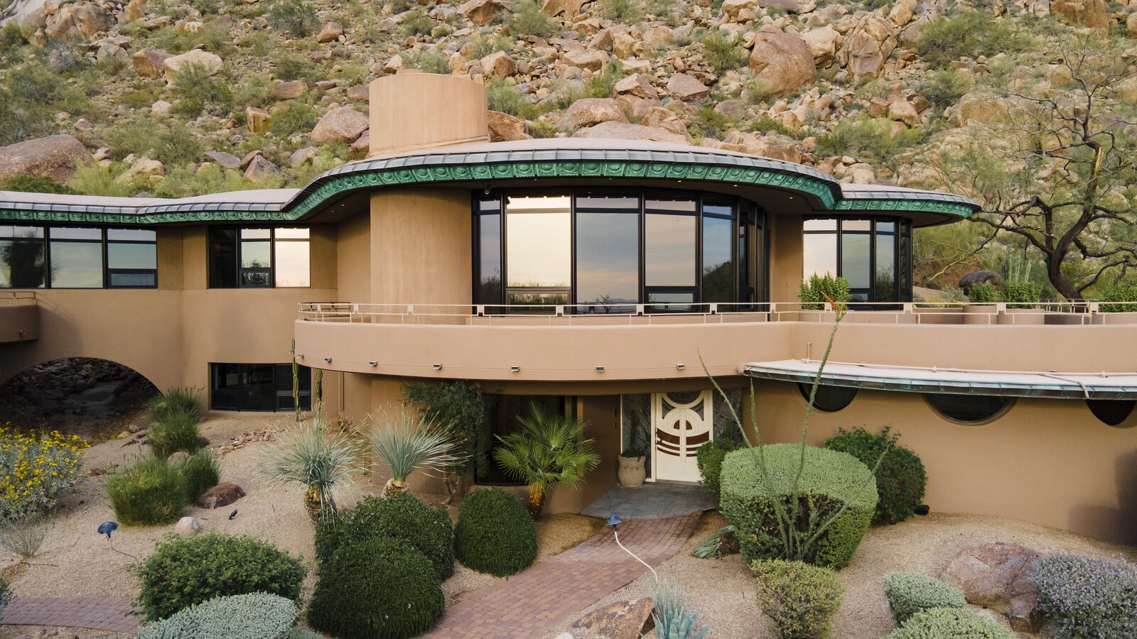 Photo 3 of 16 in An Earthshipesque Home by a Frank Lloyd Wright Protégé  Hits the Market for the First Time - Dwell, image size:1600x900