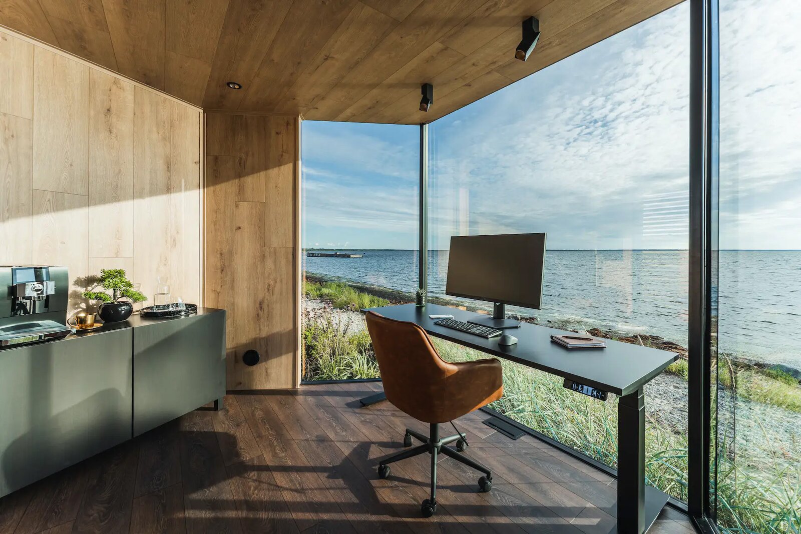 Three of the office’s six walls are floor-to-ceiling glass that deepen the user’s connection with the surrounds, whether that’s a remote piece of property or a backyard garden. 