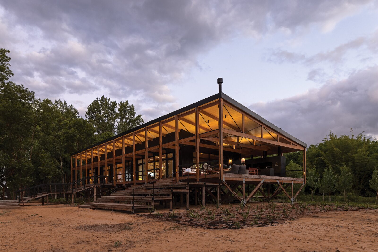 Sitting eight feet off the ground, Erica and Eduardo Heidenreich’s island retreat in the Paraná River delta, north of Buenos Aires, is built to withstand the remote wetland’s periodic flooding.