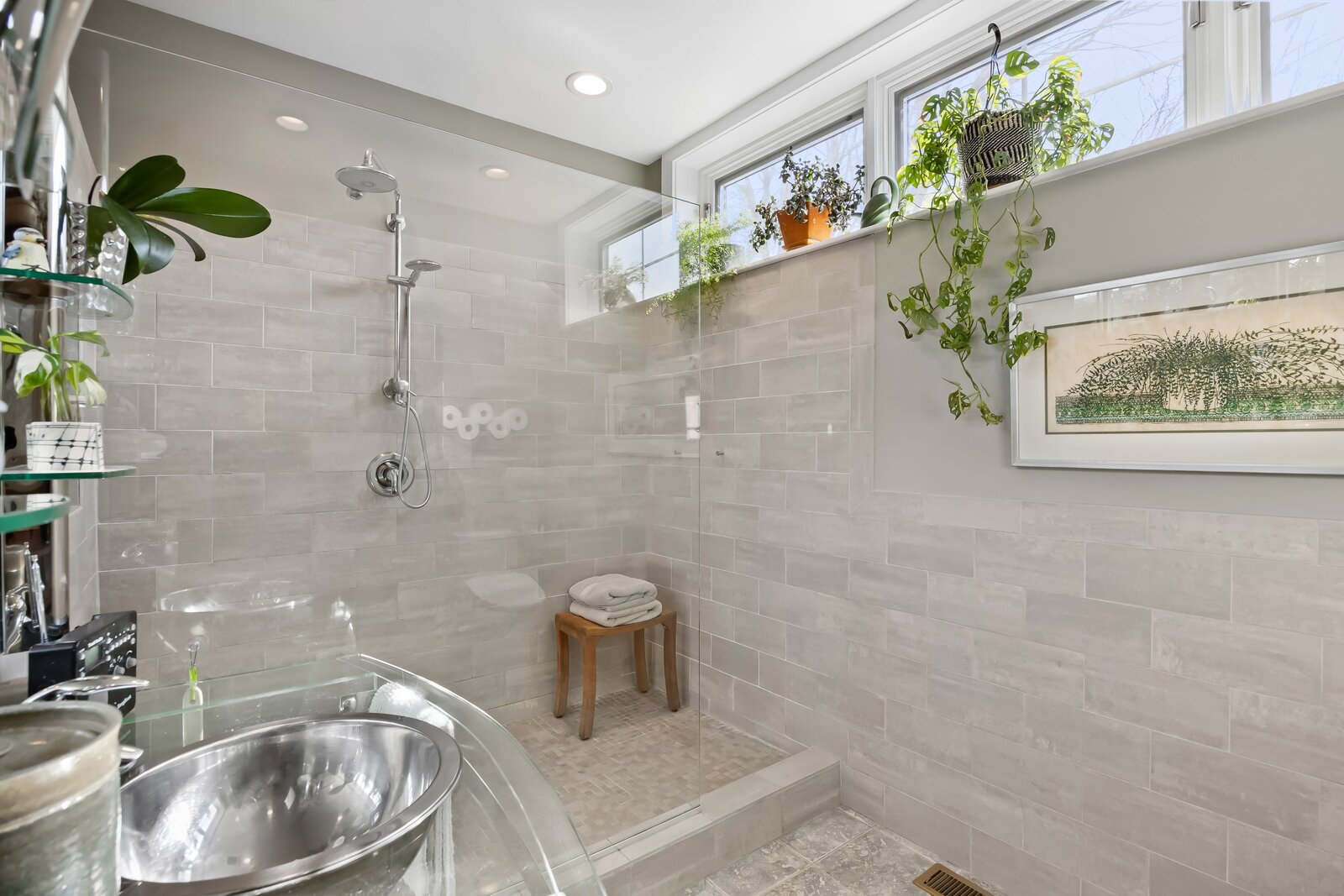 Photo 7 of 10 in A Charming Brick Townhouse With a Spiral Staircase