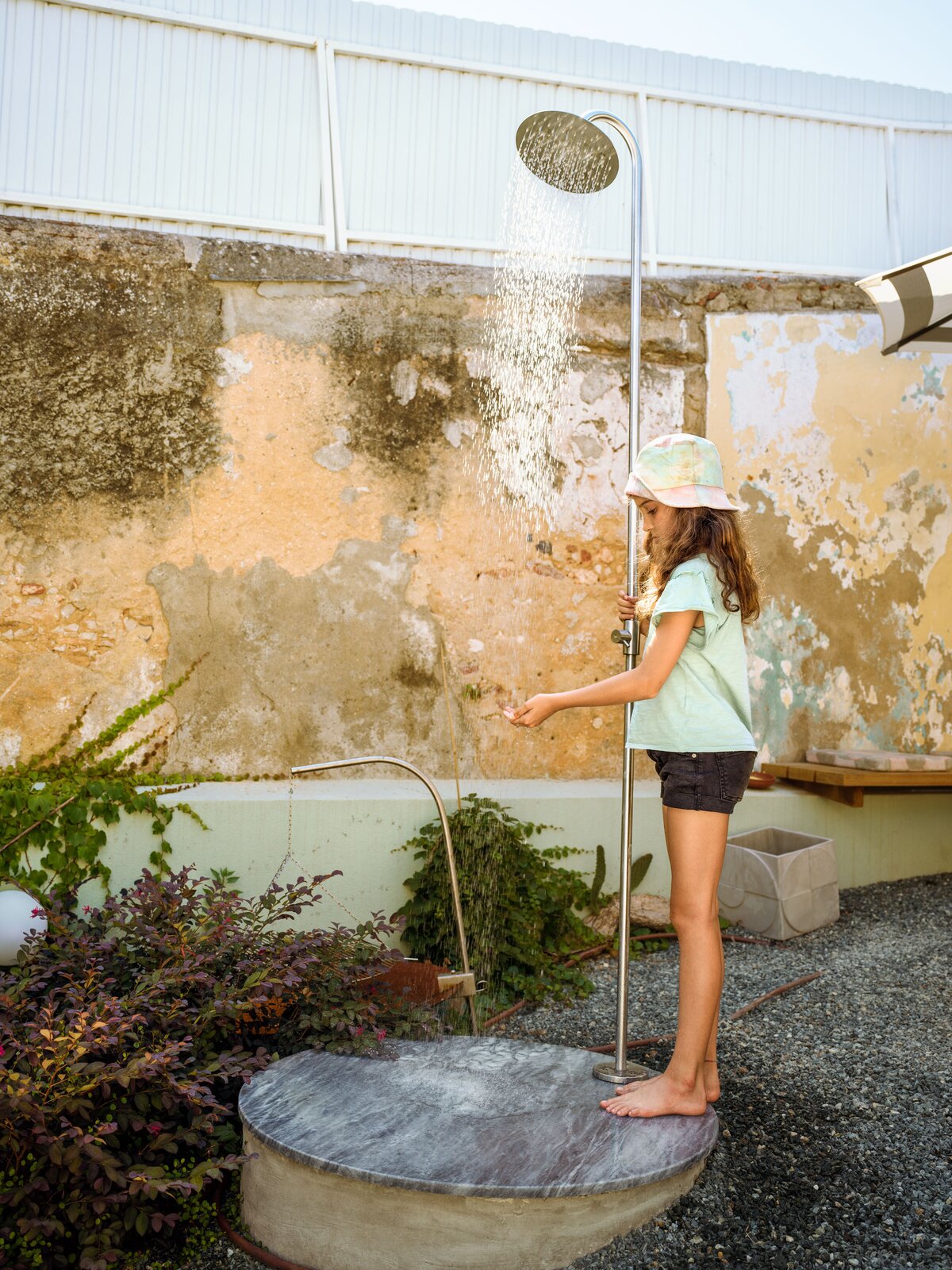 Photo 15 of 18 in Mirrors in the Garden? A Punchy Lisbon Townhouse