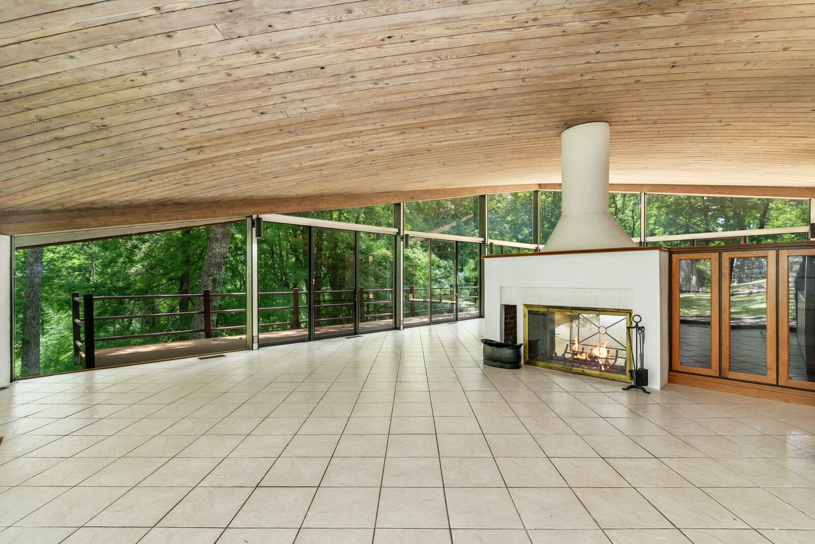 Photo 4 of 6 in The Iconic Evans House Lands Back on the Market for 2