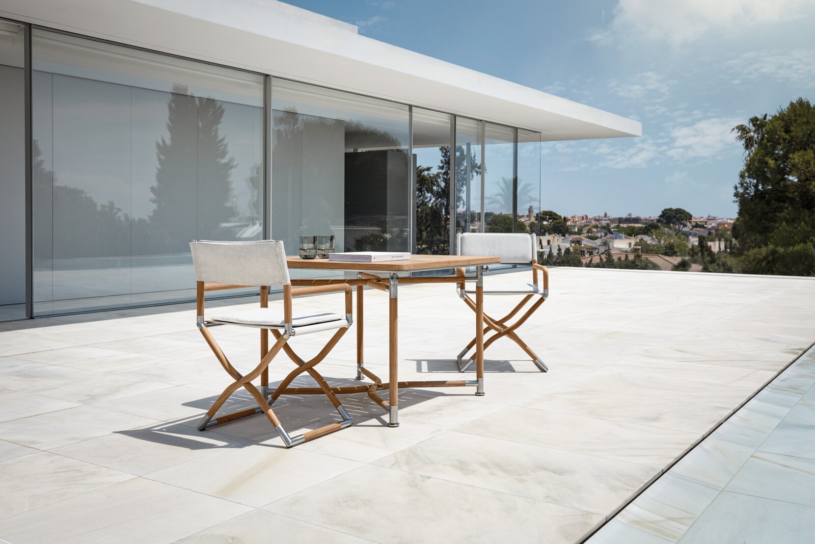 Due to concerns over the overexploitation of teak forests, Gloster established its manufacturing plant on the island of Java, Indonesia, in the early 1970s. The plant now employs more than 750 local artisans and has a zero-waste policy.