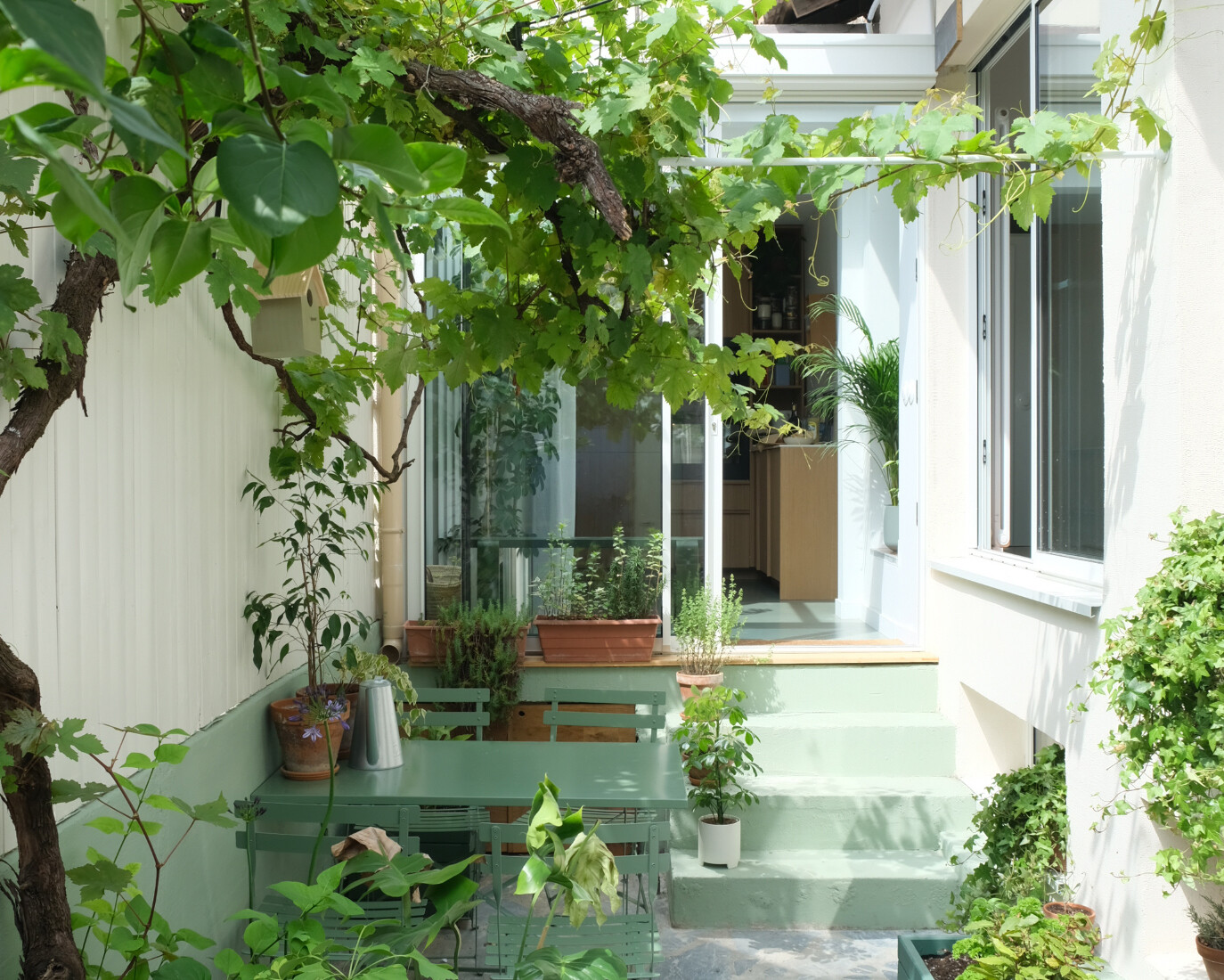 A pair of architects infused their 1930 house in Montreuil with sunshine and a soothing palette. 