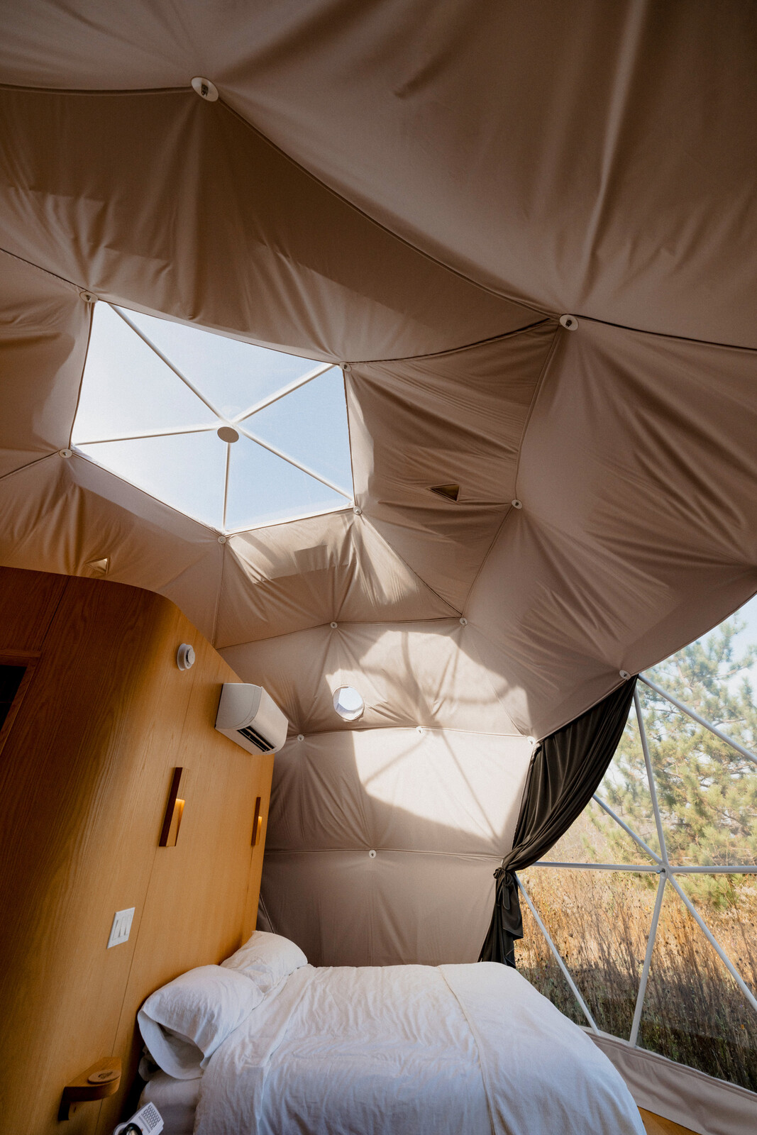 The insulated structure, which is equipped with both heat and air-conditioning, welcomes guests in every season. A queen-size bed lies beneath a stargazing skylight.