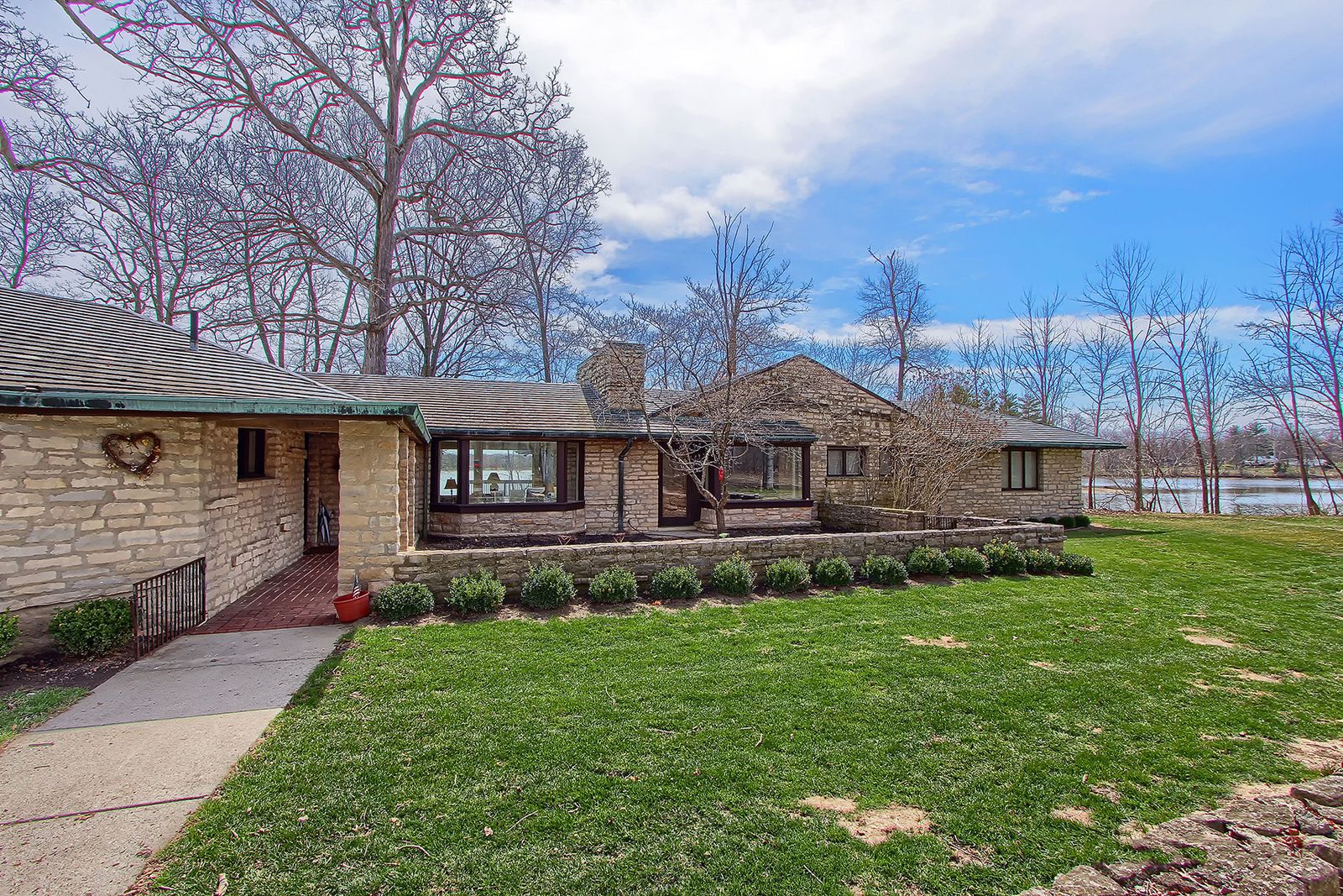 Originally built with smaller windows and darker interiors, Stonestill Lodge wasn’t taking advantage of the lake views and the easy, natural light available to it. 