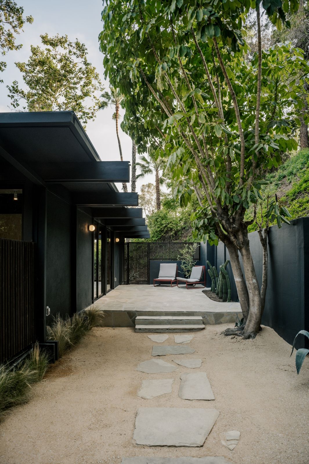 Photo 13 of 14 in This $2.8M L.A. Midcentury Has an Ink-Black Facade ...