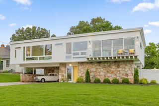 This $1.1M Tennessee Midcentury Is a Ray of ’60s Sunshine
