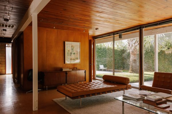 Strang returned the house to its original ensemble of midcentury furnishings, sifting through pieces Leedy had accumulated over the years and adding in some period-appropriate picks.