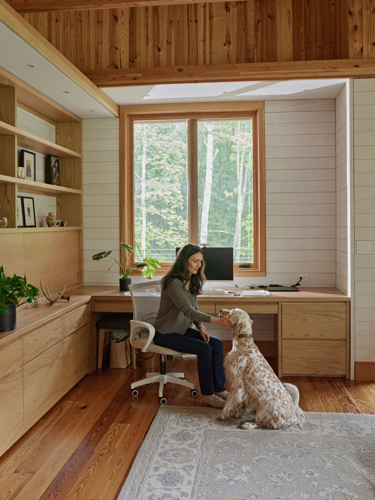 In Jenn’s office, tucked beside the stair hall, the walls stop short of the ceiling, allowing the timber roof to remain uninterrupted above. 