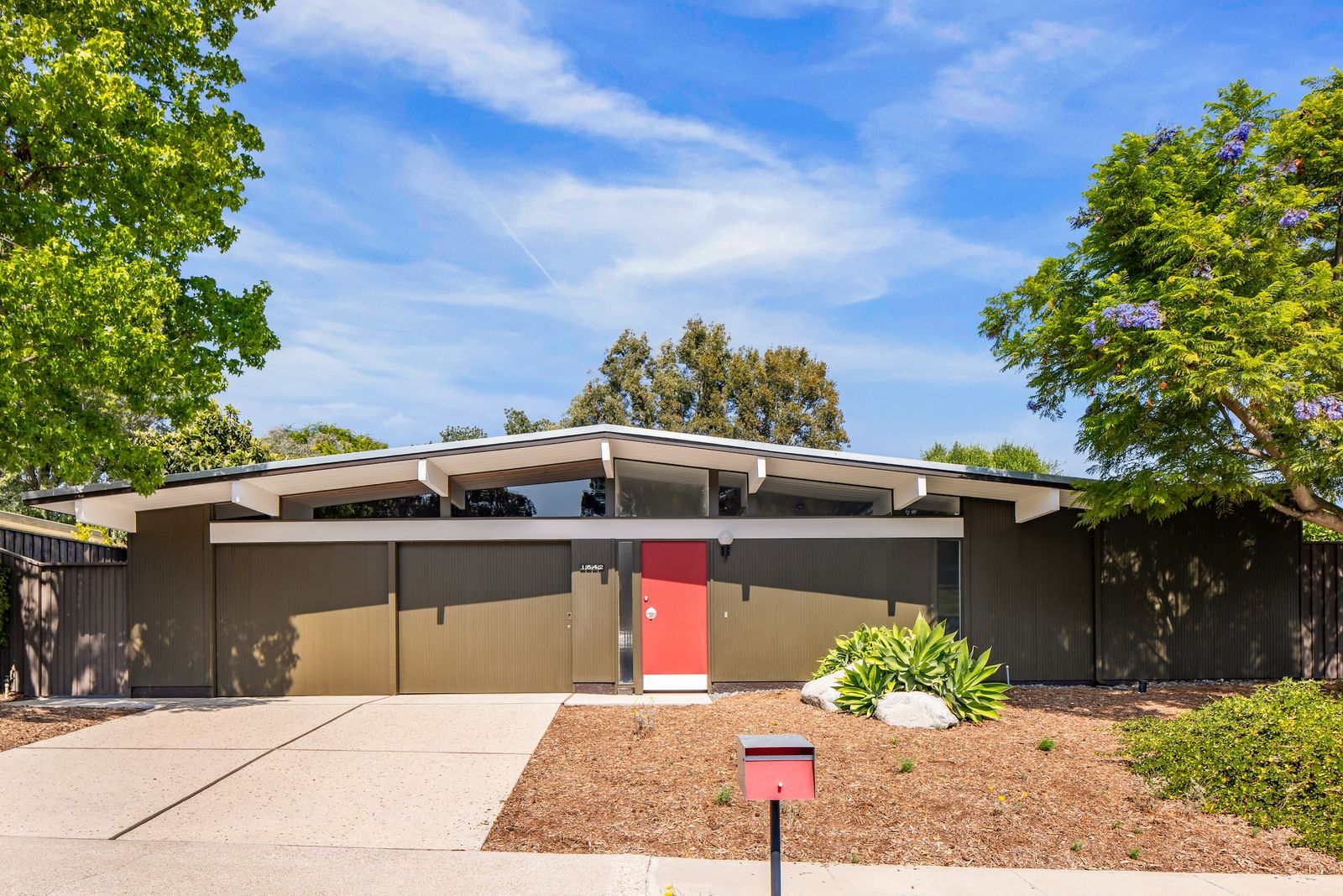 This Thousand Oaks Eichler home checks all the boxes with clerestory windows, post-and-beam construction, a planted courtyard, and a pool.