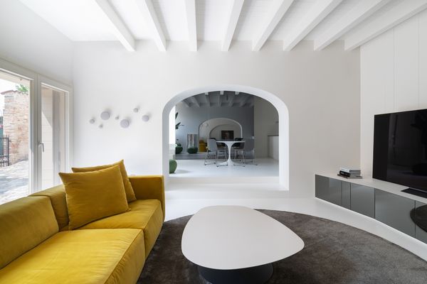 The ground floor was reimagined as a flexible, inviting zone that flows from kitchen to lounge, anchored by soft light and Geraldine’s beloved resin finish.