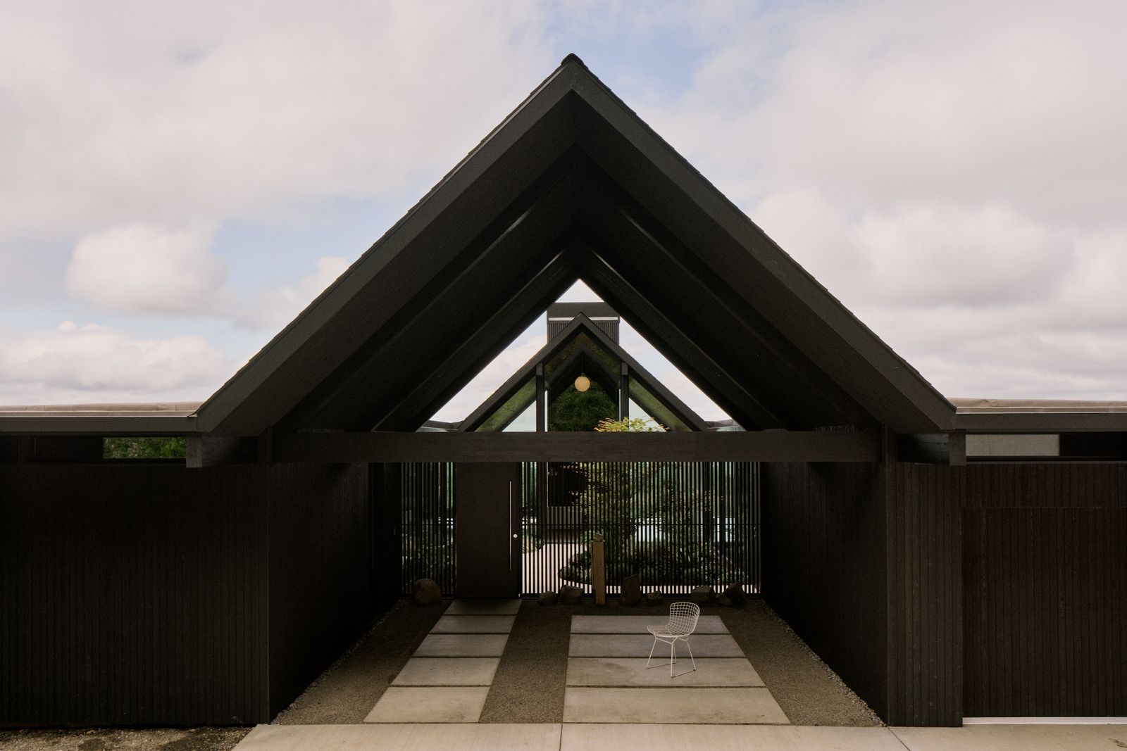 Architect Darren Schroeder channeled Eichler’s style with a central atrium, twin gables, and post-and-beam construction.