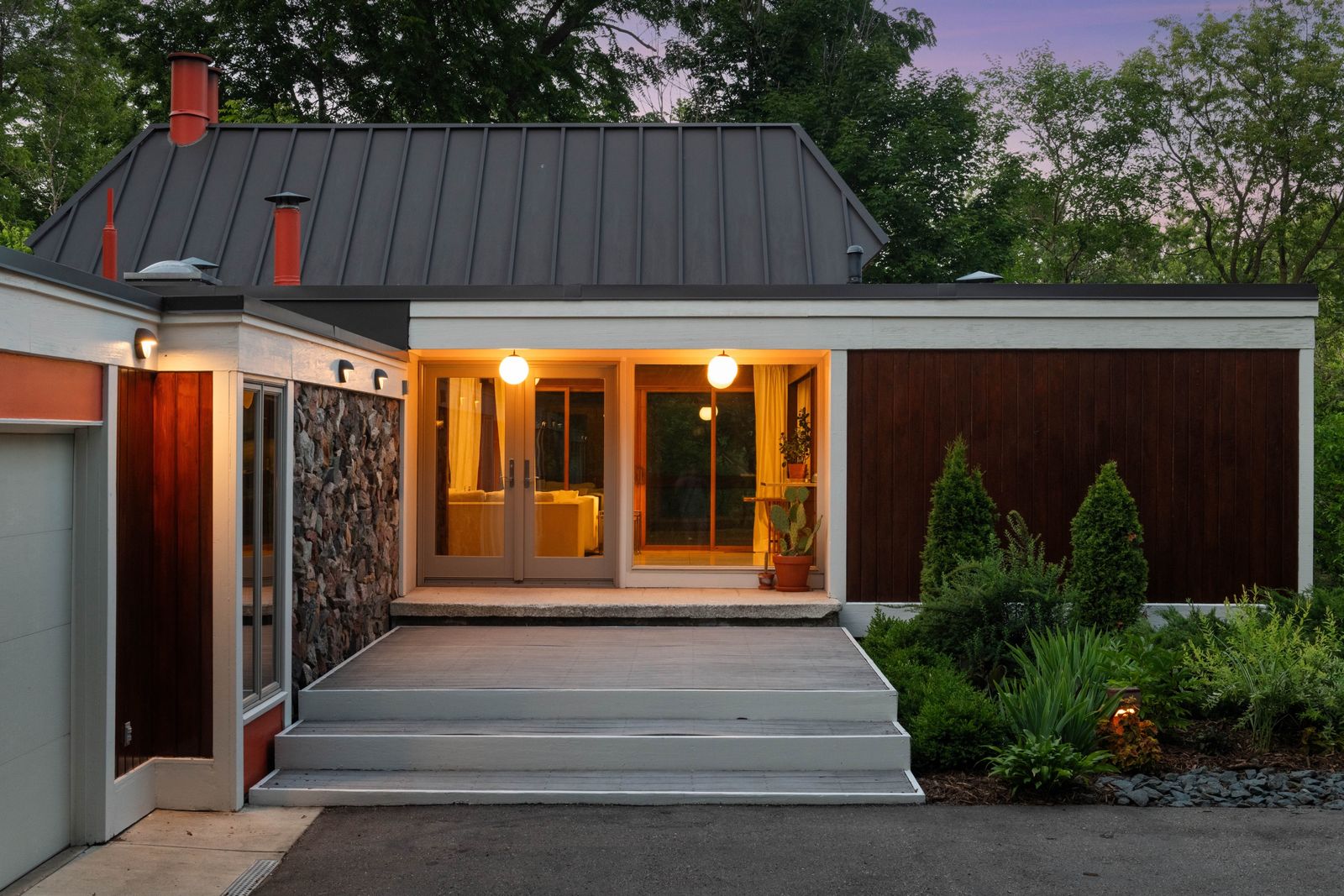Architect George Mastny’s personal residence celebrates its forested site with skylights, extensive glazing, and a full-length screened deck.