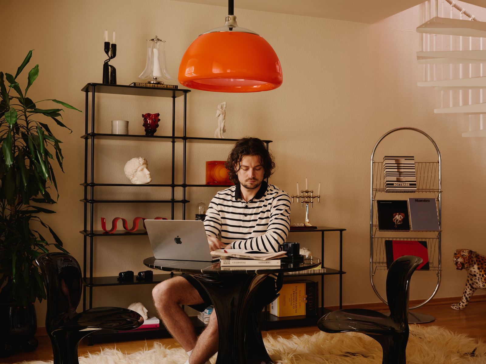Charly collects vintage design pieces, like this wavy Pierre Paulin dining set or the chrome Verner Panton magazine rack, which he found on the German equivalent of Craigslist.