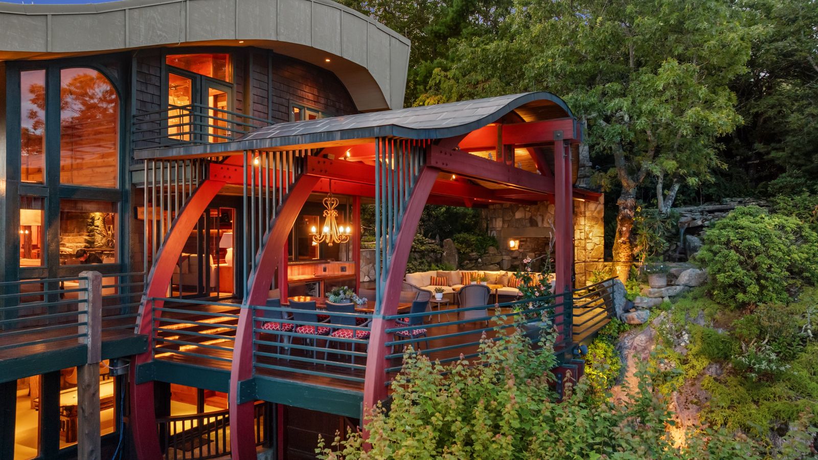 Photo 13 of 15 in Burt Reynolds’s Favorite Home Just Hit the Market for ...