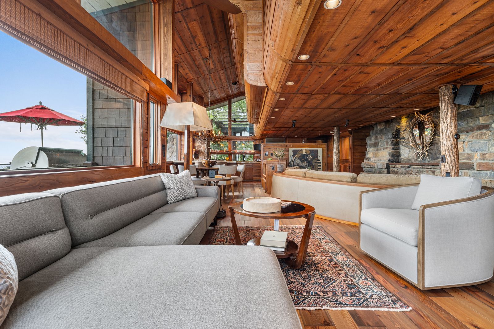 Photo 2 of 15 in Burt Reynolds’s Favorite Home Just Hit the Market for ...