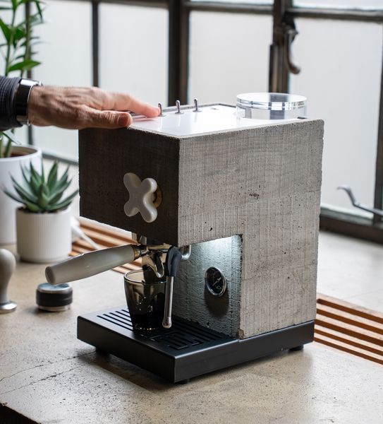 Three switches atop the unit provide streamlined functionality: one to pour hot water (handy for topping up an Americano or cleaning the portafilter), another to pull an espresso shot, and a third to turn on the steaming wand.