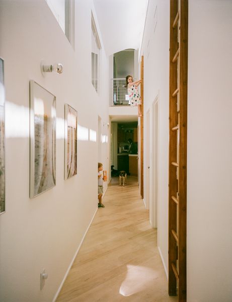 They found it in a creek-side modernist house filled with unusual details. Some of them, like the ladders in a double-height hallway, gave the place charm, but others, like a cloistered floor plan and little privacy, made it challenging for family gatherings, so they hired architect Ted Baab, Scott’s old classmate, to renovate.
