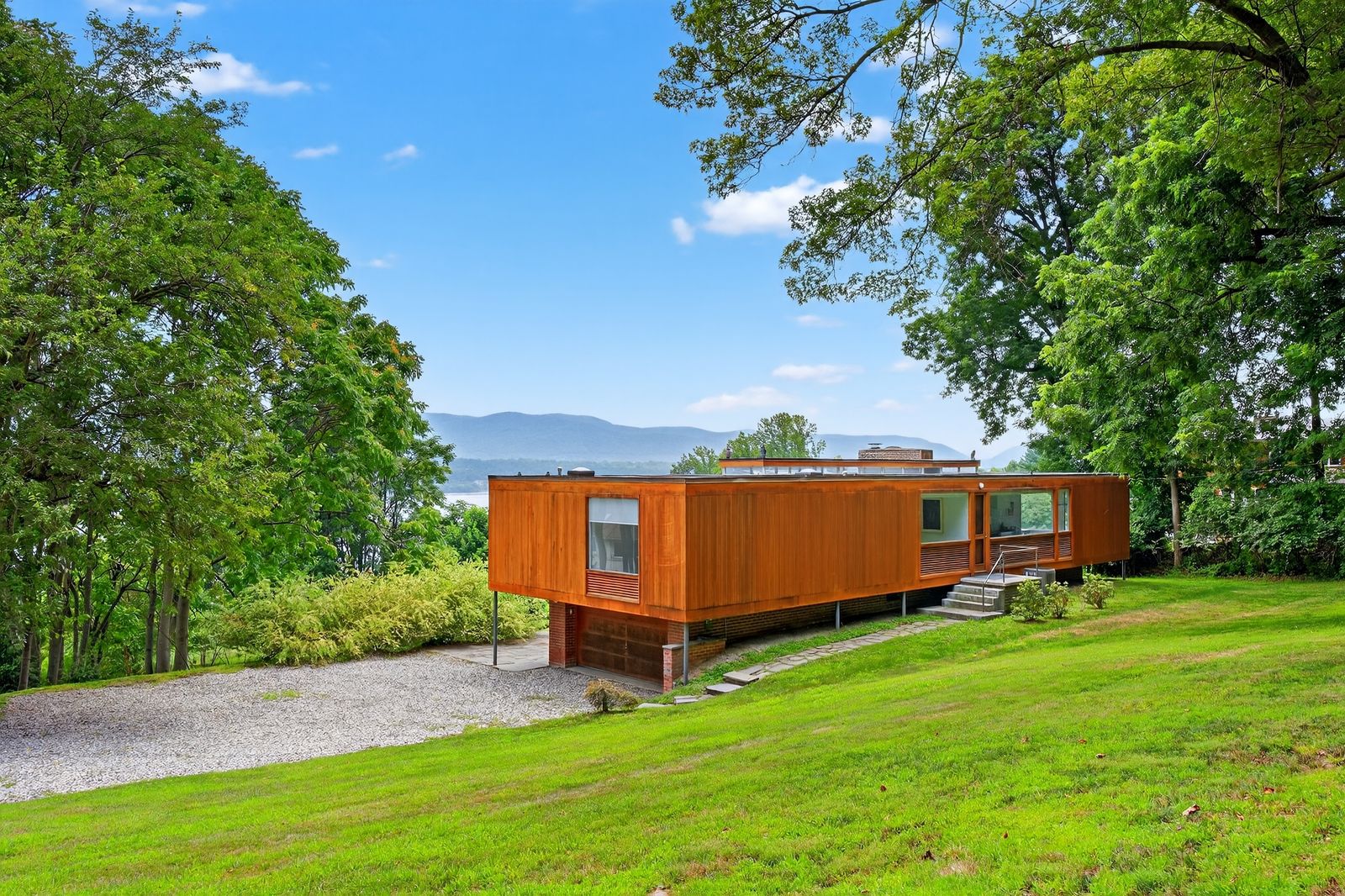 Philip Johnson’s Wolf House Is on the Market for .8M